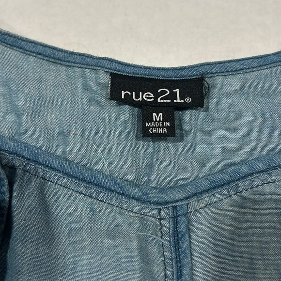 2/$20 Vintage blue light wash denim like ruffle vest Women’s size M - Picture 5 of 7